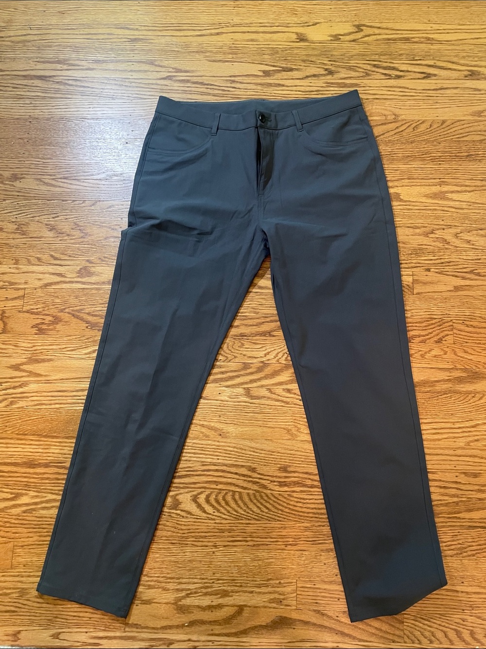 Vuori Men's Chinos in Black/Grey